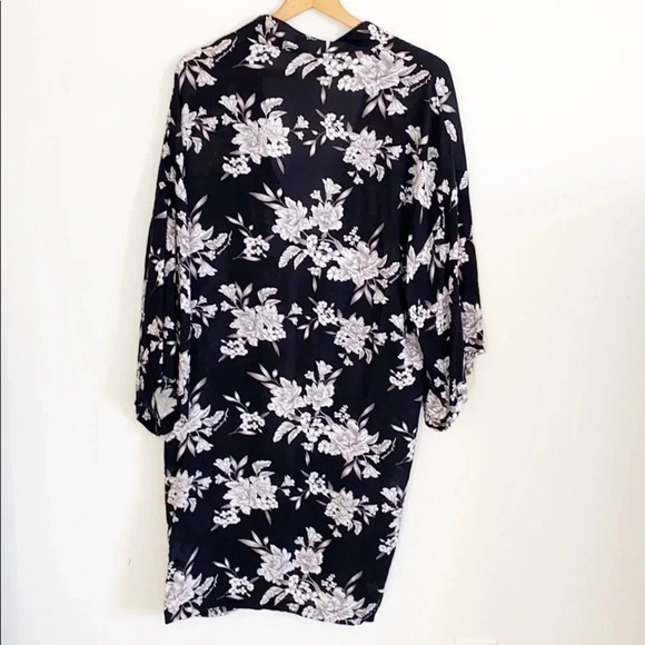 Spiritual Gangster Black/white Floral Kimono/robe - Picture 9 of 12